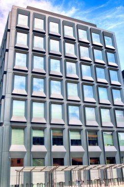 Wroclaw, Polonya - 28 Temmuz 2018: Yeşil 2 gün Wroclaw (2017 yılında inşa edilmiş) ofisleri. Mimarlar: Mackow Pracownia Projektowa, Wroclaw, Polonya.