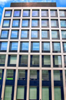 Wroclaw, Polonya - 28 Temmuz 2018: Yeşil gün ofisleri Wroclaw (2012-2014 yılında inşa edilmiş). Mimarlar: Mackow Pracownia Projektowa, Wroclaw, Polonya.