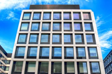 Wroclaw, Polonya - 28 Temmuz 2018: Yeşil gün ofisleri Wroclaw (2012-2014 yılında inşa edilmiş). Mimarlar: Mackow Pracownia Projektowa, Wroclaw, Polonya.