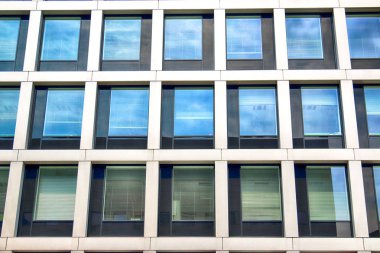 Wroclaw, Polonya - 28 Temmuz 2018: Yeşil gün ofisleri Wroclaw (2012-2014 yılında inşa edilmiş). Mimarlar: Mackow Pracownia Projektowa, Wroclaw, Polonya.