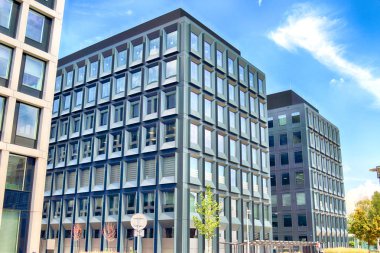 Wroclaw, Polonya - 28 Temmuz 2018: Yeşil gün (2012-2014 yılında inşa edilmiş) ofisleri ve yeşil 2 gün Wroclaw (2017 yılında inşa edilmiş) ofisleri. Mimarlar: Mackow Pracownia Projektowa, Wroclaw, Polonya.