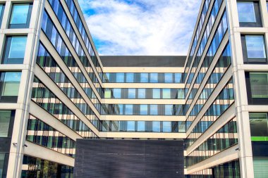 Wroclaw, Polonya - 28 Temmuz 2018: Yeşil gün ofisleri Wroclaw (2012-2014 yılında inşa edilmiş). Mimarlar: Mackow Pracownia Projektowa, Wroclaw, Polonya.