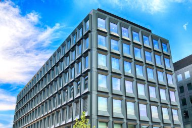 Wroclaw, Polonya - 28 Temmuz 2018: Yeşil 2 gün Wroclaw (2017 yılında inşa edilmiş) ofisleri. Mimarlar: Mackow Pracownia Projektowa, Wroclaw, Polonya.
