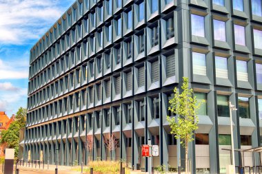 Wroclaw, Polonya - 28 Temmuz 2018: Yeşil 2 gün Wroclaw (2017 yılında inşa edilmiş) ofisleri. Mimarlar: Mackow Pracownia Projektowa, Wroclaw, Polonya.