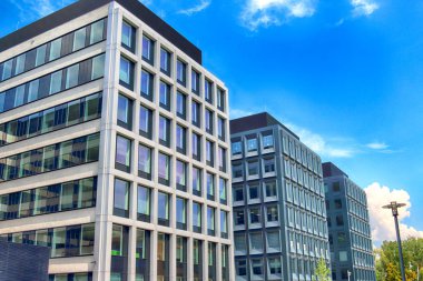 Wroclaw, Polonya - 28 Temmuz 2018: Yeşil gün (2012-2014 yılında inşa edilmiş) ofisleri ve yeşil 2 gün Wroclaw (2017 yılında inşa edilmiş) ofisleri. Mimarlar: Mackow Pracownia Projektowa, Wroclaw, Polonya.