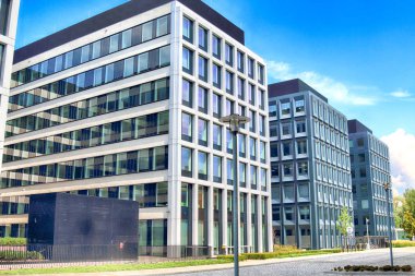 Wroclaw, Polonya - 28 Temmuz 2018: Yeşil gün (2012-2014 yılında inşa edilmiş) ofisleri ve yeşil 2 gün Wroclaw (2017 yılında inşa edilmiş) ofisleri. Mimarlar: Mackow Pracownia Projektowa, Wroclaw, Polonya.
