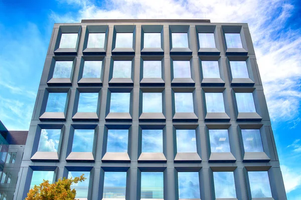 Wroclaw, Polonya - 28 Temmuz 2018: Yeşil 2 gün Wroclaw (2017 yılında inşa edilmiş) ofisleri. Mimarlar: Mackow Pracownia Projektowa, Wroclaw, Polonya.