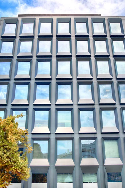 Wroclaw, Polonya - 28 Temmuz 2018: Yeşil 2 gün Wroclaw (2017 yılında inşa edilmiş) ofisleri. Mimarlar: Mackow Pracownia Projektowa, Wroclaw, Polonya.