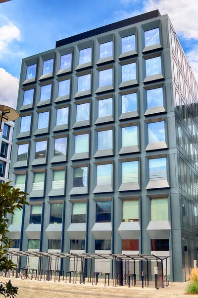 Wroclaw, Polonya - 28 Temmuz 2018: Yeşil 2 gün Wroclaw (2017 yılında inşa edilmiş) ofisleri. Mimarlar: Mackow Pracownia Projektowa, Wroclaw, Polonya.