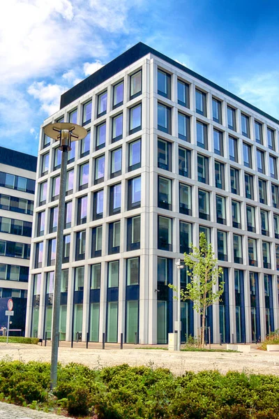 Wroclaw, Polonya - 28 Temmuz 2018: Yeşil gün ofisleri Wroclaw (2012-2014 yılında inşa edilmiş). Mimarlar: Mackow Pracownia Projektowa, Wroclaw, Polonya.