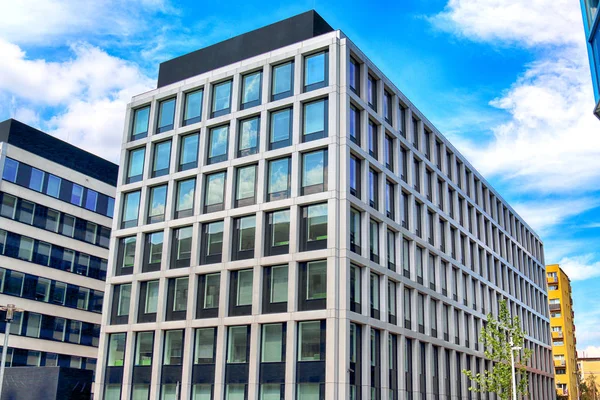 Wroclaw, Polonya - 28 Temmuz 2018: Yeşil gün ofisleri Wroclaw (2012-2014 yılında inşa edilmiş). Mimarlar: Mackow Pracownia Projektowa, Wroclaw, Polonya.