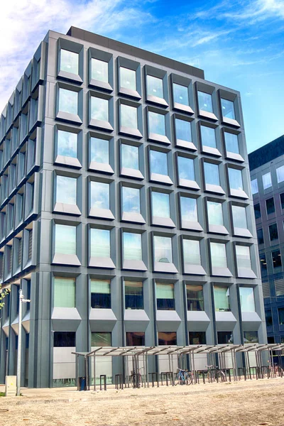 Wroclaw, Polonya - 28 Temmuz 2018: Yeşil 2 gün Wroclaw (2017 yılında inşa edilmiş) ofisleri. Mimarlar: Mackow Pracownia Projektowa, Wroclaw, Polonya.