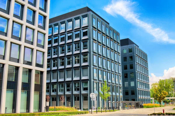 Wroclaw, Polonya - 28 Temmuz 2018: Yeşil gün (2012-2014 yılında inşa edilmiş) ofisleri ve yeşil 2 gün Wroclaw (2017 yılında inşa edilmiş) ofisleri. Mimarlar: Mackow Pracownia Projektowa, Wroclaw, Polonya.