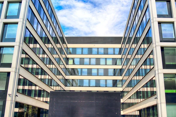 Wroclaw, Polonya - 28 Temmuz 2018: Yeşil gün ofisleri Wroclaw (2012-2014 yılında inşa edilmiş). Mimarlar: Mackow Pracownia Projektowa, Wroclaw, Polonya.