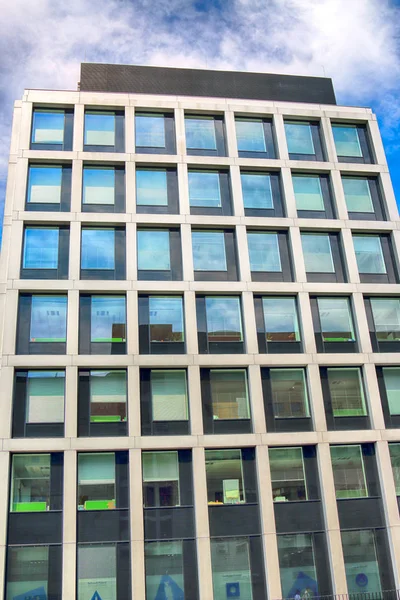 Wroclaw, Polonya - 28 Temmuz 2018: Yeşil gün ofisleri Wroclaw (2012-2014 yılında inşa edilmiş). Mimarlar: Mackow Pracownia Projektowa, Wroclaw, Polonya.
