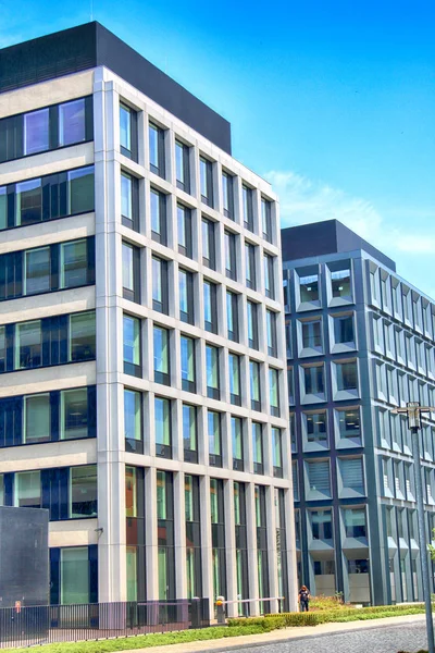 Wroclaw, Polonya - 28 Temmuz 2018: Yeşil gün (2012-2014 yılında inşa edilmiş) ofisleri ve yeşil 2 gün Wroclaw (2017 yılında inşa edilmiş) ofisleri. Mimarlar: Mackow Pracownia Projektowa, Wroclaw, Polonya.