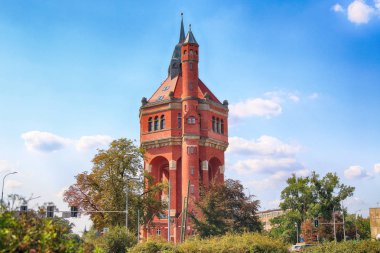 Wroclaw, Polonya - 18 Ağustos 2018: Su kulesi Sudecka Street Wroclaw, 63 metre yüksekliğinde, Karl Klimm tarafından tasarlanmış. İnşa 1904-1905, börek, Krzyki bölge Wroclaw, Polonya yer alan.