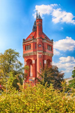 Wroclaw, Polonya - 18 Ağustos 2018: Su kulesi Sudecka Street Wroclaw, 63 metre yüksekliğinde, Karl Klimm tarafından tasarlanmış. İnşa 1904-1905, börek, Krzyki bölge Wroclaw, Polonya yer alan.