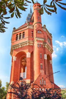 Wroclaw, Polonya - 18 Ağustos 2018: Su kulesi Sudecka Street Wroclaw, 63 metre yüksekliğinde, Karl Klimm tarafından tasarlanmış. İnşa 1904-1905, börek, Krzyki bölge Wroclaw, Polonya yer alan.