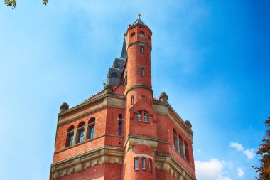 Wroclaw, Polonya - 18 Ağustos 2018: Su kulesi Sudecka Street Wroclaw, 63 metre yüksekliğinde, Karl Klimm tarafından tasarlanmış. İnşa 1904-1905, börek, Krzyki bölge Wroclaw, Polonya yer alan.