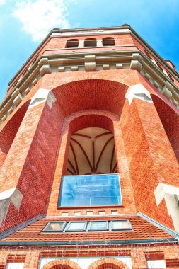 Wroclaw, Polonya - 18 Ağustos 2018: Su kulesi Sudecka Street Wroclaw, 63 metre yüksekliğinde, Karl Klimm tarafından tasarlanmış. İnşa 1904-1905, börek, Krzyki bölge Wroclaw, Polonya yer alan.