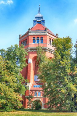 Wroclaw, Polonya - 18 Ağustos 2018: Su kulesi Sudecka Street Wroclaw, 63 metre yüksekliğinde, Karl Klimm tarafından tasarlanmış. İnşa 1904-1905, börek, Krzyki bölge Wroclaw, Polonya yer alan.