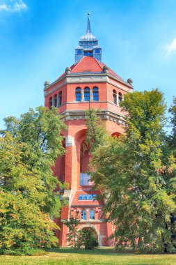 Wroclaw, Polonya - 18 Ağustos 2018: Su kulesi Sudecka Street Wroclaw, 63 metre yüksekliğinde, Karl Klimm tarafından tasarlanmış. İnşa 1904-1905, börek, Krzyki bölge Wroclaw, Polonya yer alan.