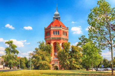 Wroclaw, Polonya - 18 Ağustos 2018: Su kulesi Sudecka Street Wroclaw, 63 metre yüksekliğinde, Karl Klimm tarafından tasarlanmış. İnşa 1904-1905, börek, Krzyki bölge Wroclaw, Polonya yer alan.