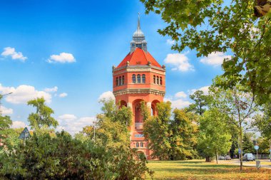 Wroclaw, Polonya - 18 Ağustos 2018: Su kulesi Sudecka Street Wroclaw, 63 metre yüksekliğinde, Karl Klimm tarafından tasarlanmış. İnşa 1904-1905, börek, Krzyki bölge Wroclaw, Polonya yer alan.
