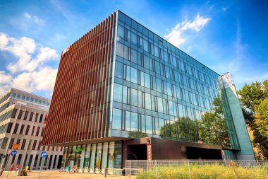 Wroclaw, Polonya - 19 Ağustos 2018: Komandorska 12 ofis (2015-2017 yılında inşa edilmiş) binası Wroclaw. Mimarlar: Grupa5 Architekci, Yatırımcı: Pzu Inwestycje, Wroclaw, Polonya.