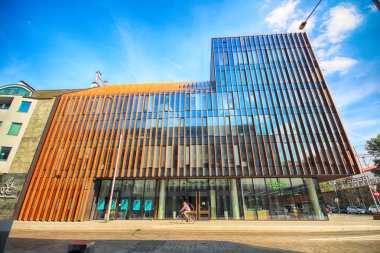 Wroclaw, Polonya - 19 Ağustos 2018: Komandorska 12 ofis (2015-2017 yılında inşa edilmiş) binası Wroclaw. Mimarlar: Grupa5 Architekci, Yatırımcı: Pzu Inwestycje, Wroclaw, Polonya.