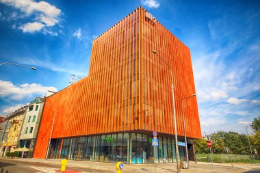 Wroclaw, Polonya - 19 Ağustos 2018: Komandorska 12 ofis (2015-2017 yılında inşa edilmiş) binası Wroclaw. Mimarlar: Grupa5 Architekci, Yatırımcı: Pzu Inwestycje, Wroclaw, Polonya.