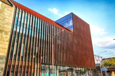 Wroclaw, Polonya - 19 Ağustos 2018: Komandorska 12 ofis (2015-2017 yılında inşa edilmiş) binası Wroclaw. Mimarlar: Grupa5 Architekci, Yatırımcı: Pzu Inwestycje, Wroclaw, Polonya.