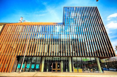 Wroclaw, Polonya - 19 Ağustos 2018: Komandorska 12 ofis (2015-2017 yılında inşa edilmiş) binası Wroclaw. Mimarlar: Grupa5 Architekci, Yatırımcı: Pzu Inwestycje, Wroclaw, Polonya.