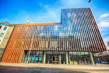 Wroclaw, Polonya - 19 Ağustos 2018: Komandorska 12 ofis (2015-2017 yılında inşa edilmiş) binası Wroclaw. Mimarlar: Grupa5 Architekci, Yatırımcı: Pzu Inwestycje, Wroclaw, Polonya.