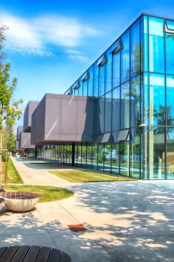 Wroclaw, Polonya - 22 Ağustos 2018: lise No 5 Wroclaw (2017 yılında inşa edilmiş). Mimarlar: Mackow Pracownia Projektowa, Wroclaw, Polonya.