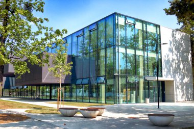 Wroclaw, Polonya - 22 Ağustos 2018: lise No 5 Wroclaw (2017 yılında inşa edilmiş). Mimarlar: Mackow Pracownia Projektowa, Wroclaw, Polonya.