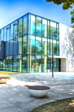 Wroclaw, Polonya - 22 Ağustos 2018: lise No 5 Wroclaw (2017 yılında inşa edilmiş). Mimarlar: Mackow Pracownia Projektowa, Wroclaw, Polonya.