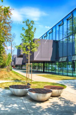 Wroclaw, Polonya - 22 Ağustos 2018: lise No 5 Wroclaw (2017 yılında inşa edilmiş). Mimarlar: Mackow Pracownia Projektowa, Wroclaw, Polonya.