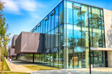 Wroclaw, Polonya - 22 Ağustos 2018: lise No 5 Wroclaw (2017 yılında inşa edilmiş). Mimarlar: Mackow Pracownia Projektowa, Wroclaw, Polonya.