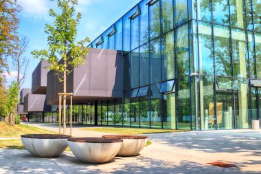 Wroclaw, Polonya - 22 Ağustos 2018: lise No 5 Wroclaw (2017 yılında inşa edilmiş). Mimarlar: Mackow Pracownia Projektowa, Wroclaw, Polonya.