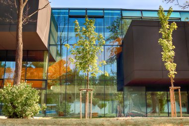 Wroclaw, Polonya - 22 Ağustos 2018: lise No 5 Wroclaw (2017 yılında inşa edilmiş). Mimarlar: Mackow Pracownia Projektowa, Wroclaw, Polonya.