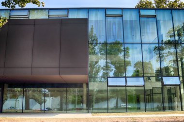 Wroclaw, Polonya - 22 Ağustos 2018: lise No 5 Wroclaw (2017 yılında inşa edilmiş). Mimarlar: Mackow Pracownia Projektowa, Wroclaw, Polonya.