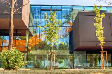 Wroclaw, Polonya - 22 Ağustos 2018: lise No 5 Wroclaw (2017 yılında inşa edilmiş). Mimarlar: Mackow Pracownia Projektowa, Wroclaw, Polonya.