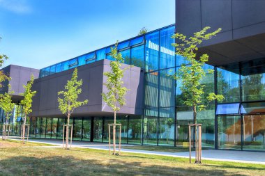 Wroclaw, Polonya - 22 Ağustos 2018: lise No 5 Wroclaw (2017 yılında inşa edilmiş). Mimarlar: Mackow Pracownia Projektowa, Wroclaw, Polonya.