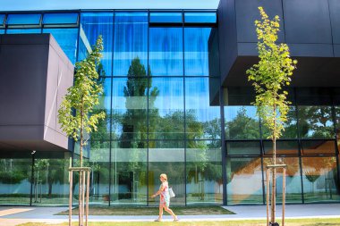 Wroclaw, Polonya - 22 Ağustos 2018: lise No 5 Wroclaw (2017 yılında inşa edilmiş). Mimarlar: Mackow Pracownia Projektowa, Wroclaw, Polonya.