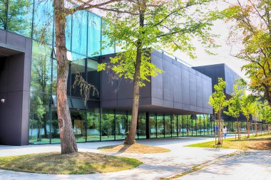 Wroclaw, Polonya - 22 Ağustos 2018: lise No 5 Wroclaw (2017 yılında inşa edilmiş). Mimarlar: Mackow Pracownia Projektowa, Wroclaw, Polonya.