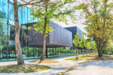 Wroclaw, Polonya - 22 Ağustos 2018: lise No 5 Wroclaw (2017 yılında inşa edilmiş). Mimarlar: Mackow Pracownia Projektowa, Wroclaw, Polonya.