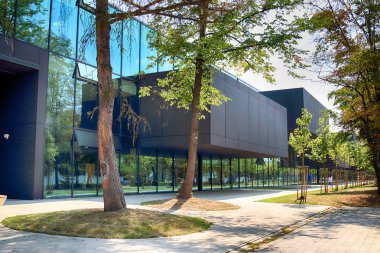 Wroclaw, Polonya - 22 Ağustos 2018: lise No 5 Wroclaw (2017 yılında inşa edilmiş). Mimarlar: Mackow Pracownia Projektowa, Wroclaw, Polonya.