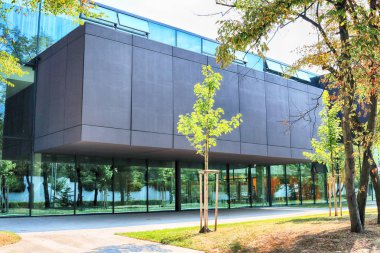 Wroclaw, Polonya - 22 Ağustos 2018: lise No 5 Wroclaw (2017 yılında inşa edilmiş). Mimarlar: Mackow Pracownia Projektowa, Wroclaw, Polonya.
